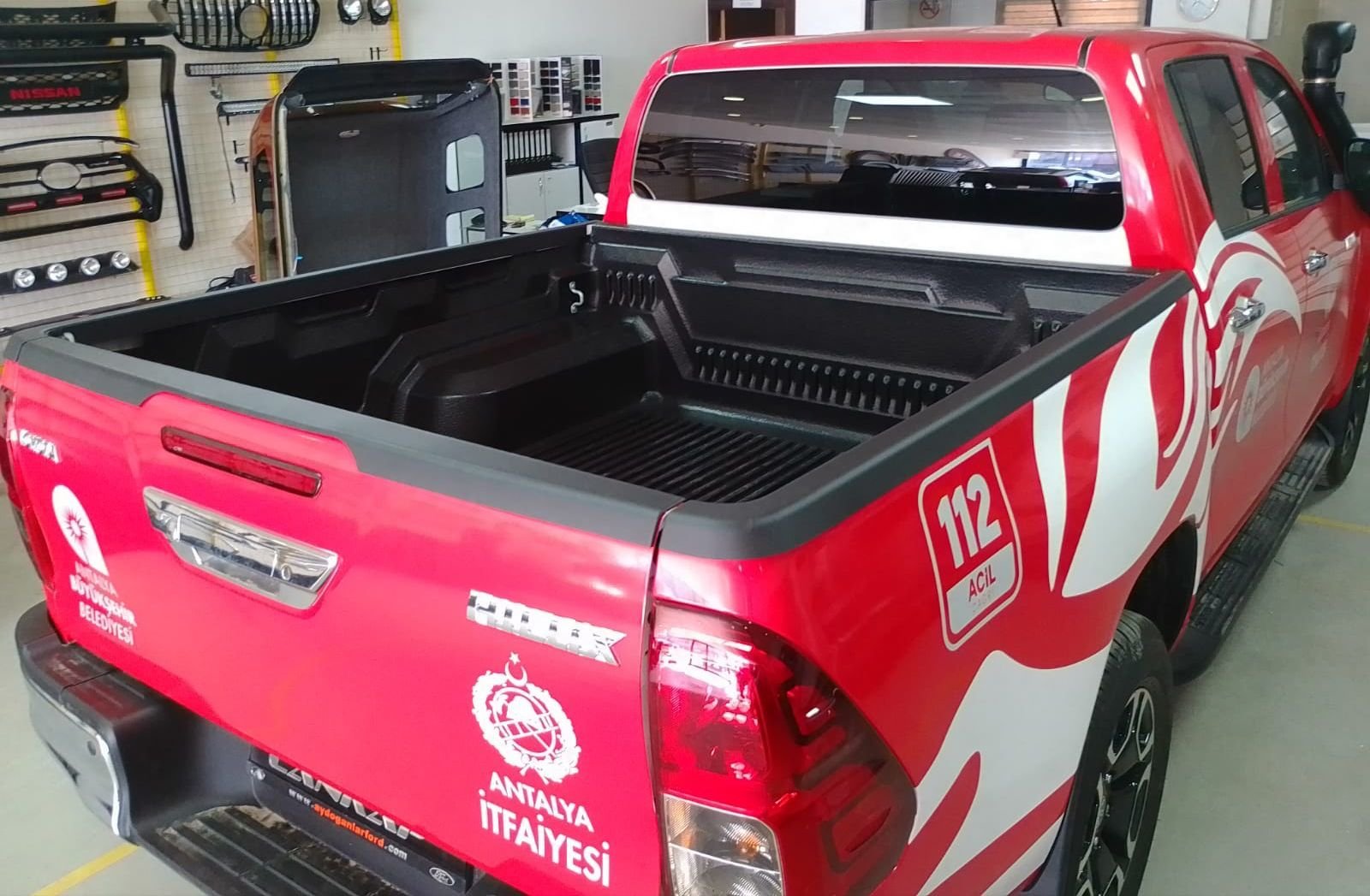 whatsapp-image-2025-03-05-at-12-03-24.jpeg Toyota Hilux Bagaj Kasa Kenarı Kaplama - Görsel 1