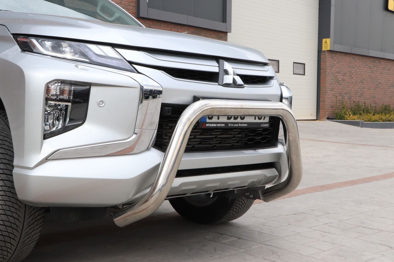 whatsapp-image-2025-03-18-at-17-03-28.jpeg Mitsubishi L200 Krom Ön Koruma - Görsel 1
